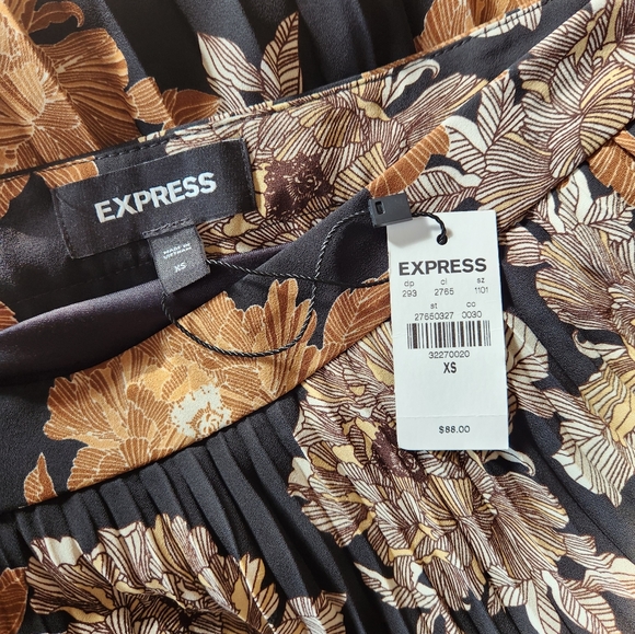 NWT Pleated Floral Skirt - Picture 3 of 5